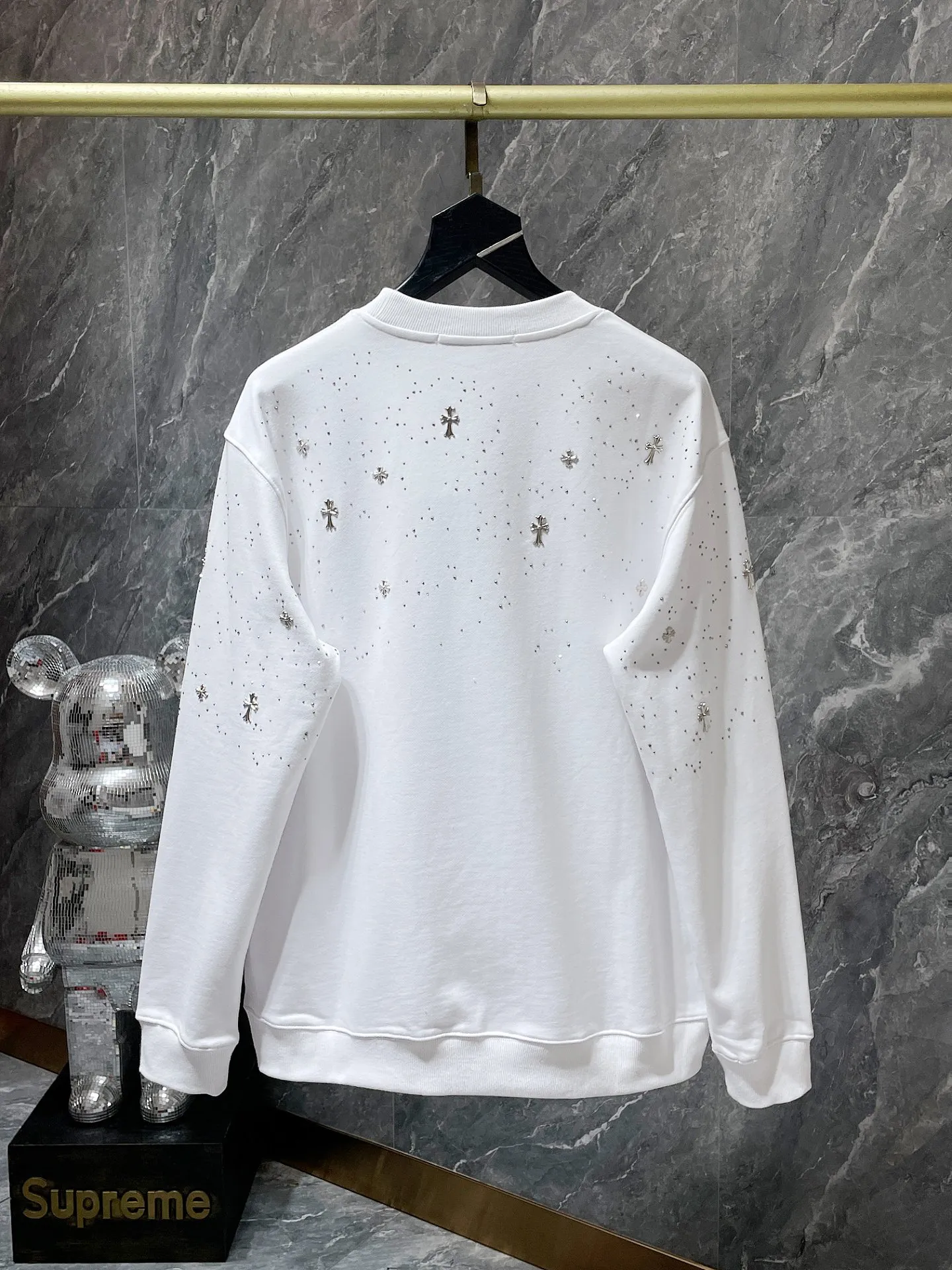 P240 Chrome Hearts Autumn and Winter 2025 New products are available at the counter at the same time. High-weight, environmentally friendly and high-quality top-quality fabrics. Starry cross round neck sweatshirt. Imported environmentally friendly glue printing and dyeing. Counters at the same time. Re-engraved version 1:1. Recommended color: black. White. Size: S, M, L, XL.